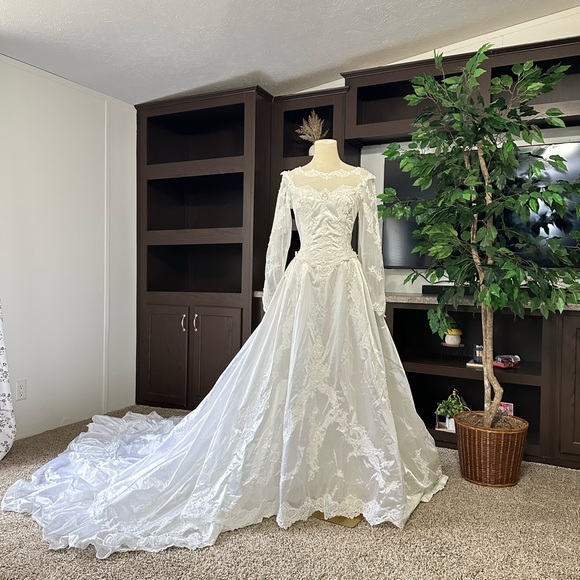 Vintage 80s 90s White Lace Wedding Dress